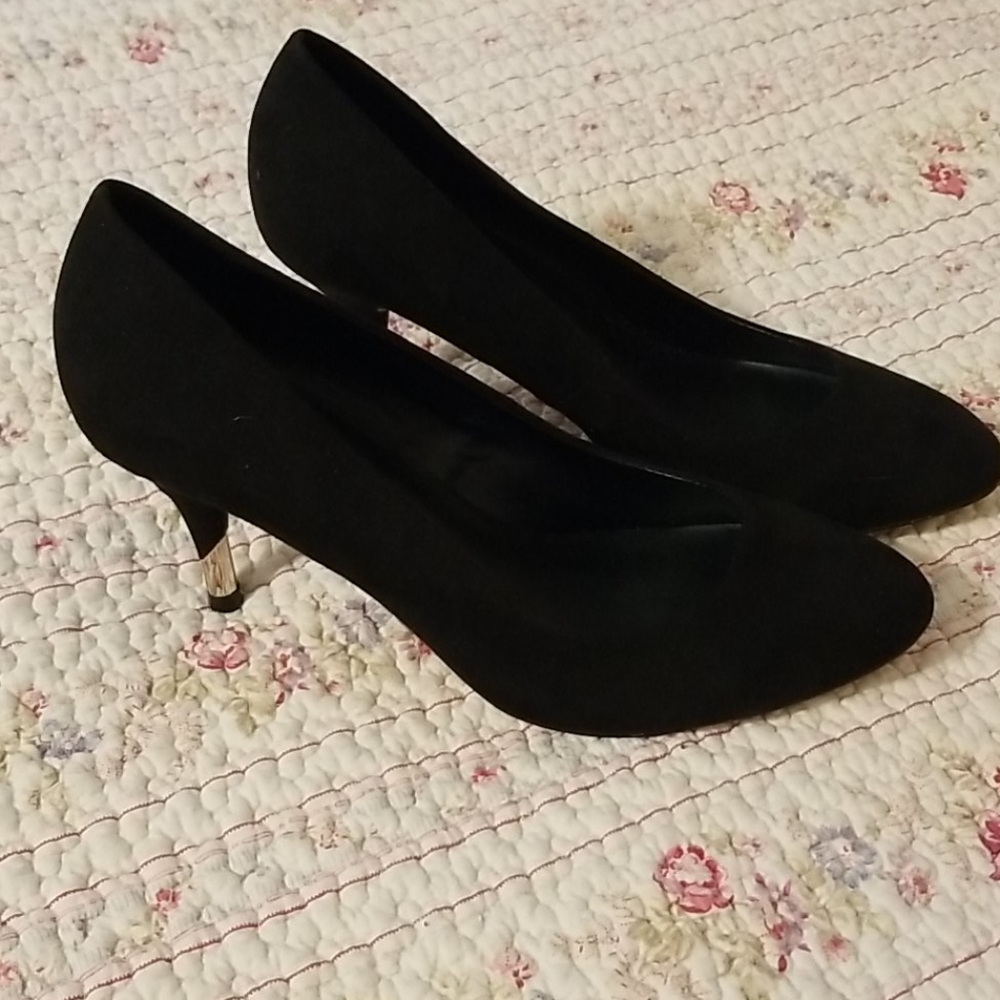 Black pumps
